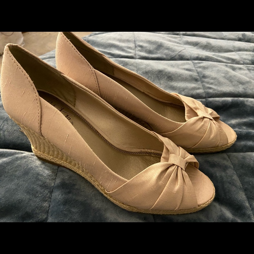 Life Stride - Soft System 7.5 - Beige/Goldish wedges - never worn!